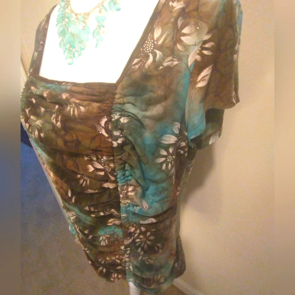 Dressbarn Brown and Blue Floral Ruched Cap Sleeve Blouse - Picture 2 of 9